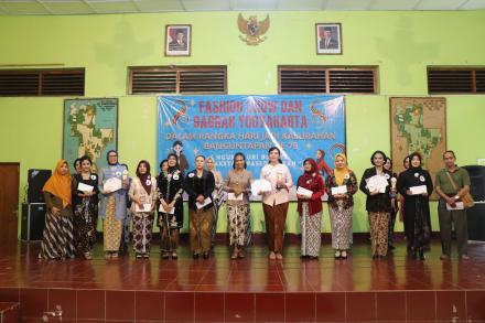 FASHION SHOW BATIK MERIAHKAN HARI JADI KALURAHAN BANGUNTAPAN KE-79